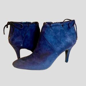 Impo Navy Blue Faux Suede Ankle Boots – Stiletto Heel & Bow Detail – Size 8.5